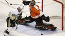 Philadelphia - Pittsburgh, 6. zápas (Ilja Bryzgalov zasahuje proti Joe Vitalemu)