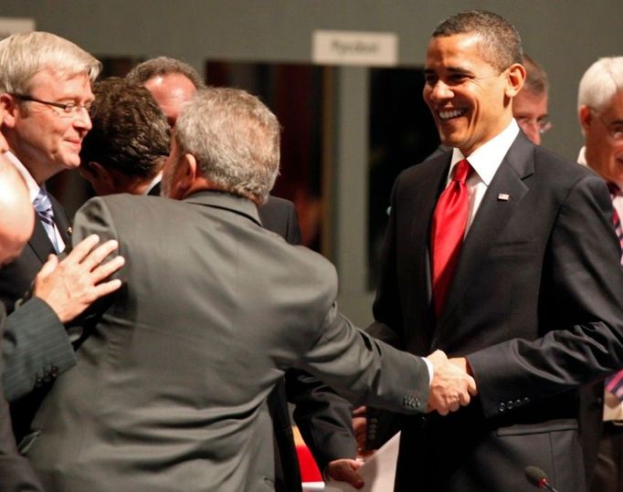 Přetahovaná o Obamu. Vlevo australský premiér Kevin Rudd, který hovoří s prezidentem Brazílie Luizem Ináciem Lula Da Silvou.