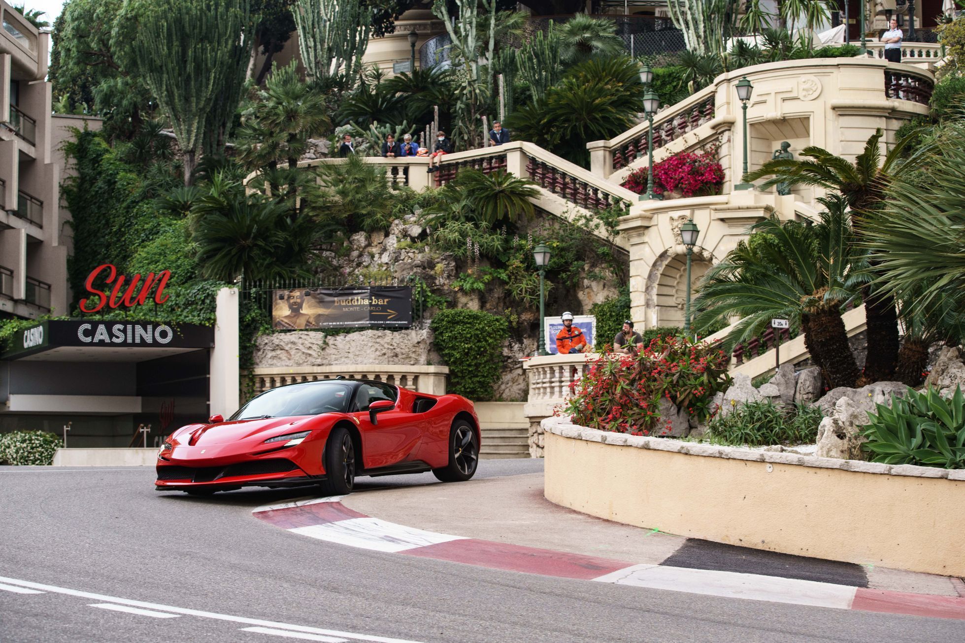 Charles Leclerc ve Ferrari při natáčení krátkého filmu “Le Grand Rendez-vous”