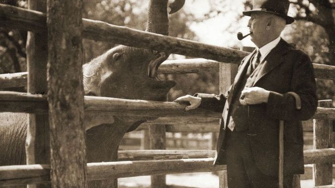 Snímky z osmdesátileté historie Zoo Praha