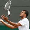 Francouzský tenista Jo-Wilfried Tsonga se raduje z vítězství nad Němcem Philippem Kohlschreiberem ve čtvrtfinále Wimbledonu 2012.