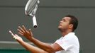 Francouzský tenista Jo-Wilfried Tsonga se raduje z vítězství nad Němcem Philippem Kohlschreiberem ve čtvrtfinále Wimbledonu 2012.