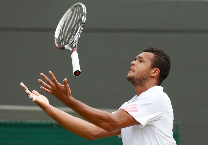 Francouzský tenista Jo-Wilfried Tsonga se raduje z vítězství nad Němcem Philippem Kohlschreiberem ve čtvrtfinále Wimbledonu 2012.