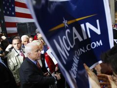 McCain má jako válečný veterán v otázkách bezpečnosti u velké části Američanů vetší důvěru než Obama