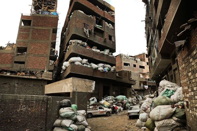 - (PICTURED: Rubbish is even piled up inside buildings) - These are the shocking images that show Cairos Garbage City - where thousands of Egyptians live amongst piles of stinking rubbish. Manshiyat naser, or Garbage city, as it is known by locals, is a slum on the outskirts of Cairo, just a short drive away from luxury five star resorts. But these shocking photos show a whole community which has been living in the slums for hundreds of years surrounded by rats and rotting rubbish. Russian photographer Ilya Stepanov took the snaps to document the lives of the Zabbaleens - a people who have been living among rubbish, and making a living out of recycling it, for generations. . ( automatický překlad do češtiny )