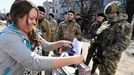 Předčasné hlasování na ukrajinských okupovaných územích doprovází ozbrojenci.
