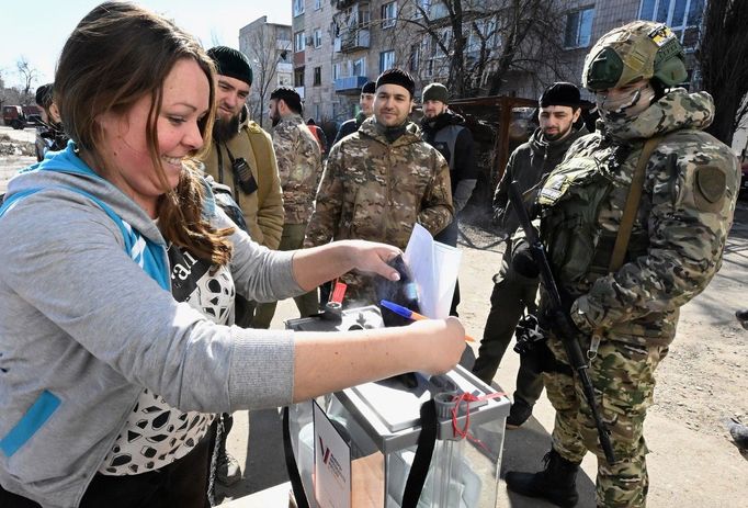 Předčasné hlasování na ukrajinských okupovaných územích doprovází ozbrojenci.