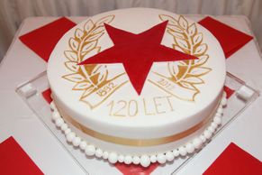 FOTO Slávisté zvou na oslavy jubilea, Bican přesekával dort