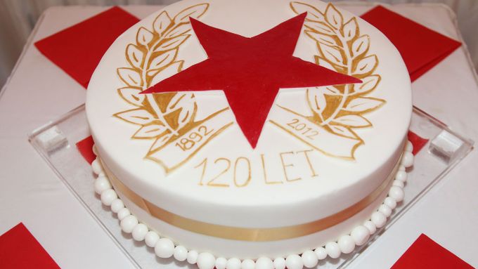 Krásný výroční dort symbolizuje blížící se oslavy 120 let od založení Slavie