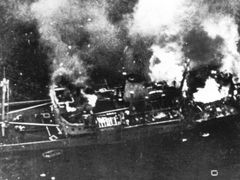 Detail hořícího Alsteruferu. Na snímku je vidět spouštění záchranných člunů německou posádkou.