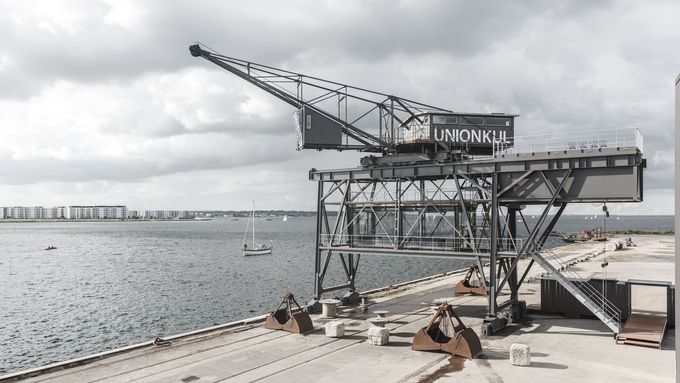 Jeřáb v dánském přístavu se proměnil v luxusní apartmán, lázně a zasedačku