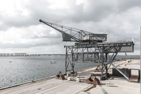 Jeřáb v dánském přístavu se proměnil v luxusní apartmán, lázně a zasedačku