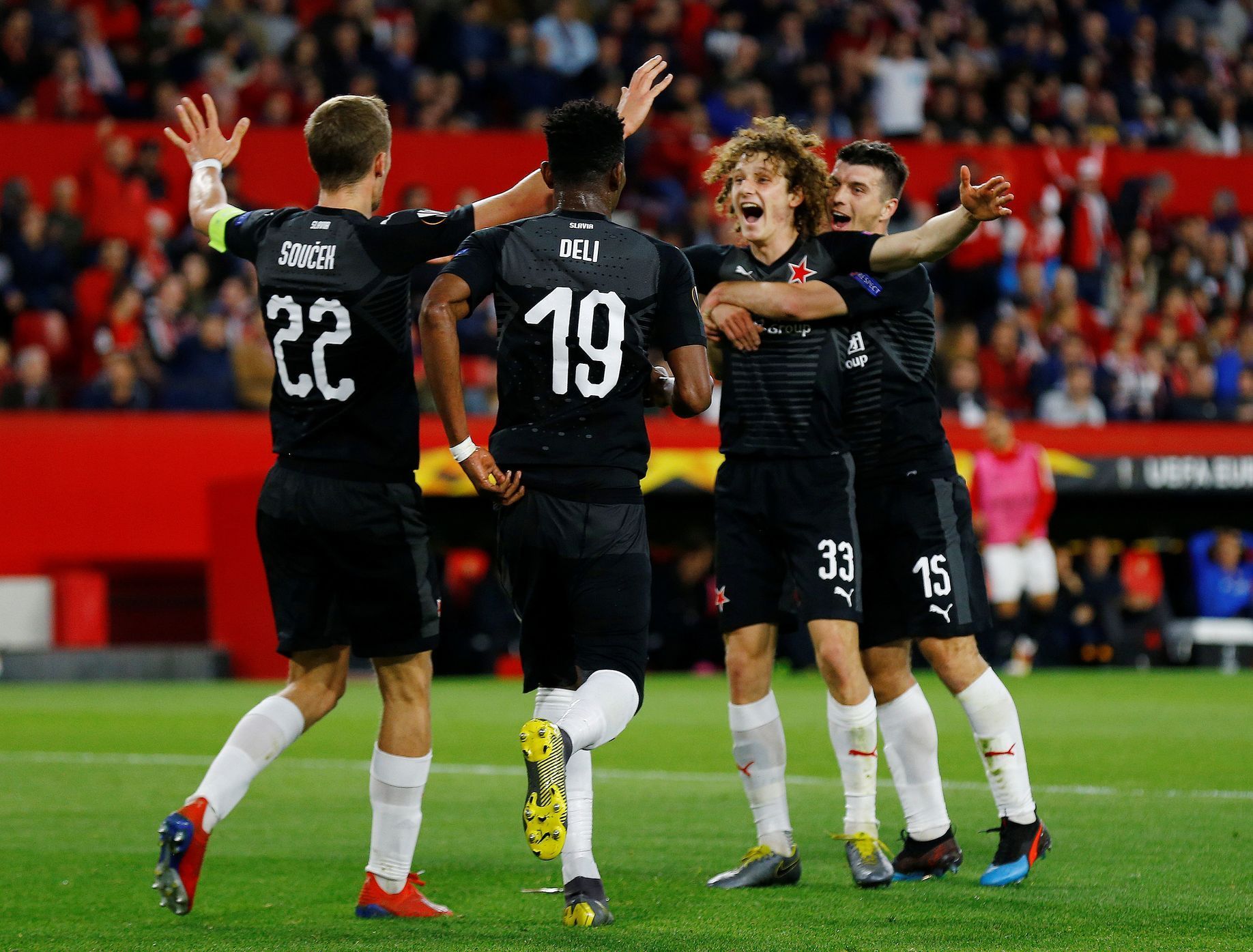 Záložník Slavie Alex Král (druhý zprava) se raduje se spoluhráči z gólu, kterým vyrovnal v utkání Evropské ligy proti FC Sevilla na konečných 2:2.
