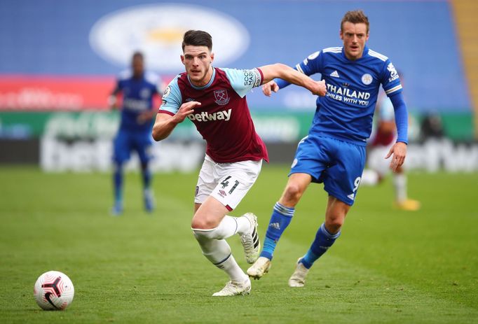 Declan Rice a Jamie Vardy v utkání Leicester - West Ham