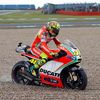Italský motocyklový jezdec Ducati, Valentino Rossi v kategorii MotoGP na Grand Prix Velké Británie 2012