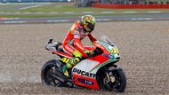 Italský motocyklový jezdec Ducati, Valentino Rossi zajel nejprve do kačírku.