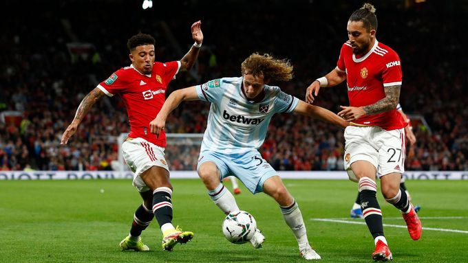 Alex Král v souboji proti dvěma hráčům Manchesteru United.