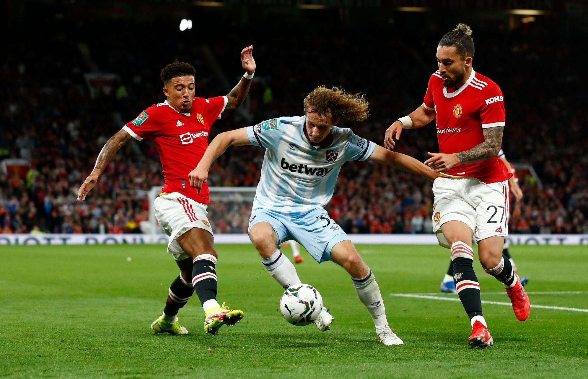 Anglický ligový pohár 2021/22, Manchester United - West Ham: Alex Král v souboji proti dvěma domácím hráčům