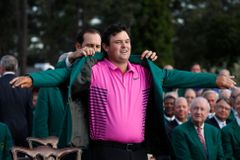 Reed oblékl zelenou. Americký golfista vyhrál Masters v Augustě a poprvé získal slavné sako