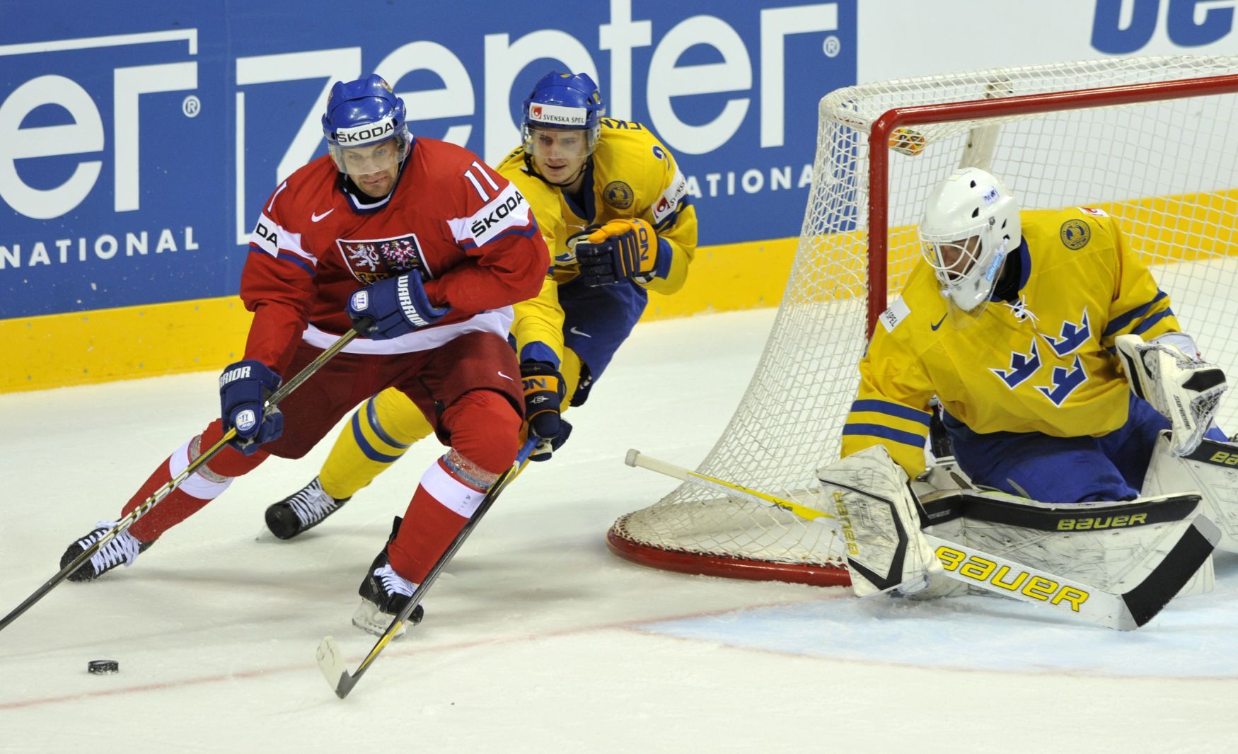 Semifinále MS 2011 v hokeji v Bratislavě, Česko - Švédsko: Petr Hubáček, Oliver Ekman-Larsson a brankář Viktor Fasth