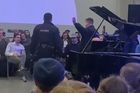 Slavný klavírista Ljubimov hrál skladbu od Ukrajince. Ruská policie koncert přerušila