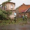 Bouřka lámala stromy a trhala střechy
