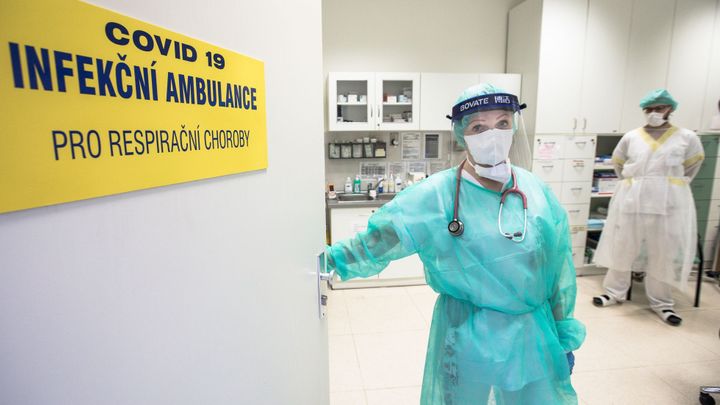 "Velmi mírný optimismus". Česko brzdí epidemii, na oslavu je brzy. Lékařům se neuleví