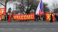 Tak velkou, že na jeho uvítání byli svezeni Číňané ze všech koutů nejen této republiky.