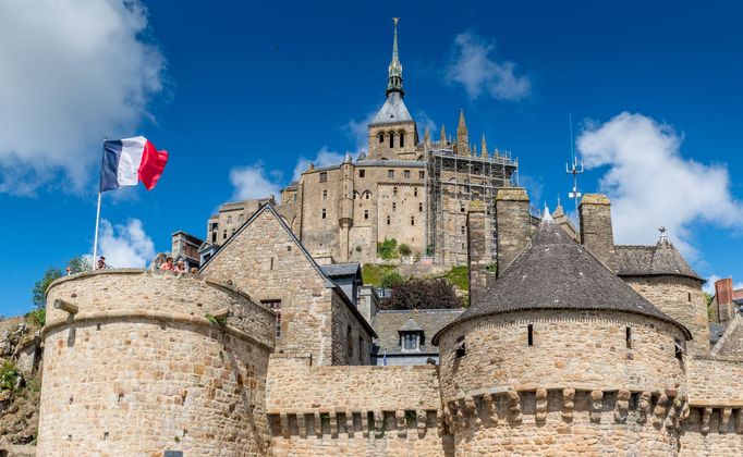 Klášter Mont-Saint-Michel ve francouzské Normandii byl postaven před 1000 lety.