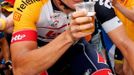 Adam Hansen si dává pivo v 18. etapě Tour de France 2013