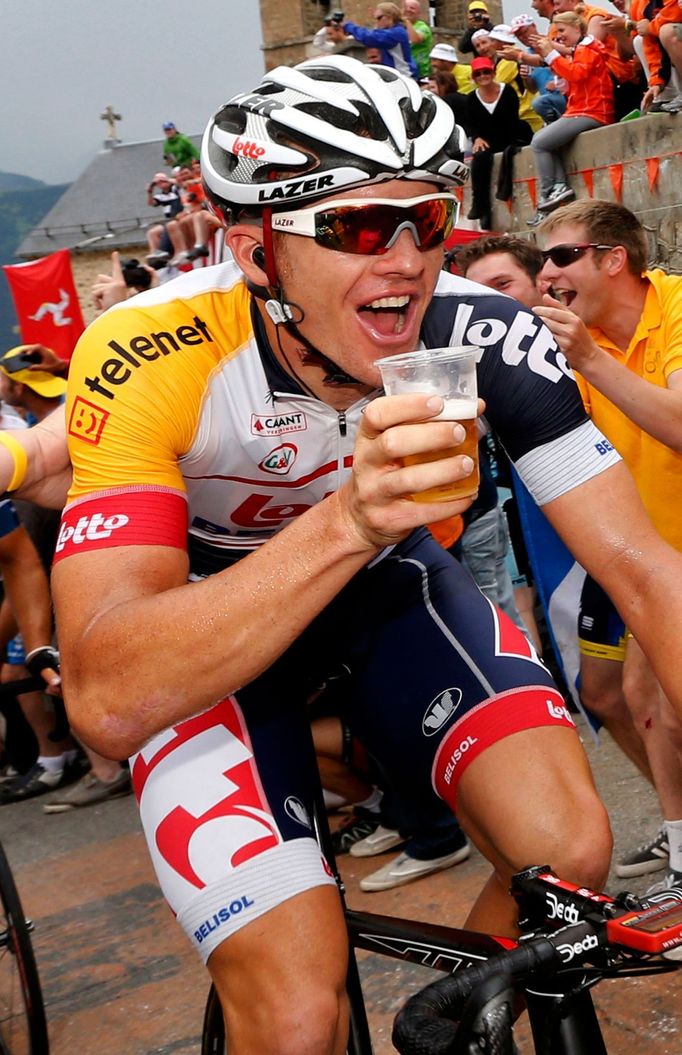 Adam Hansen si dává pivo v 18. etapě Tour de France 2013