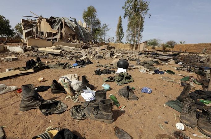 Abandoned uniforms are seen strewn across the ground at the prefecture of the recently liberated town of Konna January 26, 2013. REUTERS/Eric Gaillard (MALI - Tags: CIVIL UNREST CONFLICT MILITARY) Published: Led. 26, 2013, 2:22 odp.