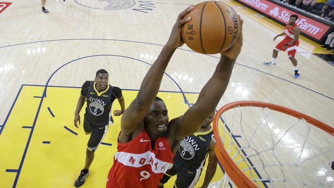Serge Ibaka z Toronta smečuje v efináel NBA na palubovce Golden State Warriors.