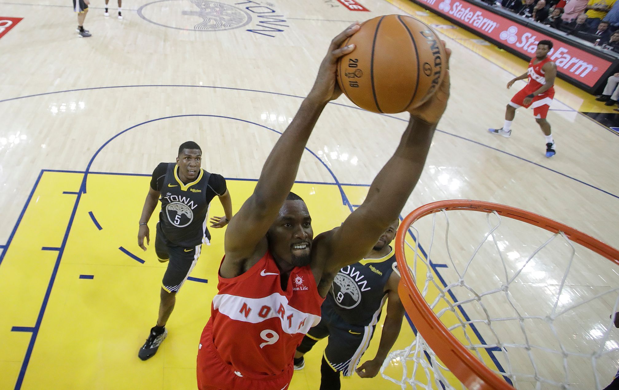 Serge Ibaka z Toronta smečuje v efináel NBA na palubovce Golden State Warriors