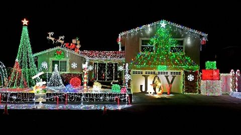 Ulice plné barevných světel. Podívejte se na bláznivou vánoční výzdobu ve světě