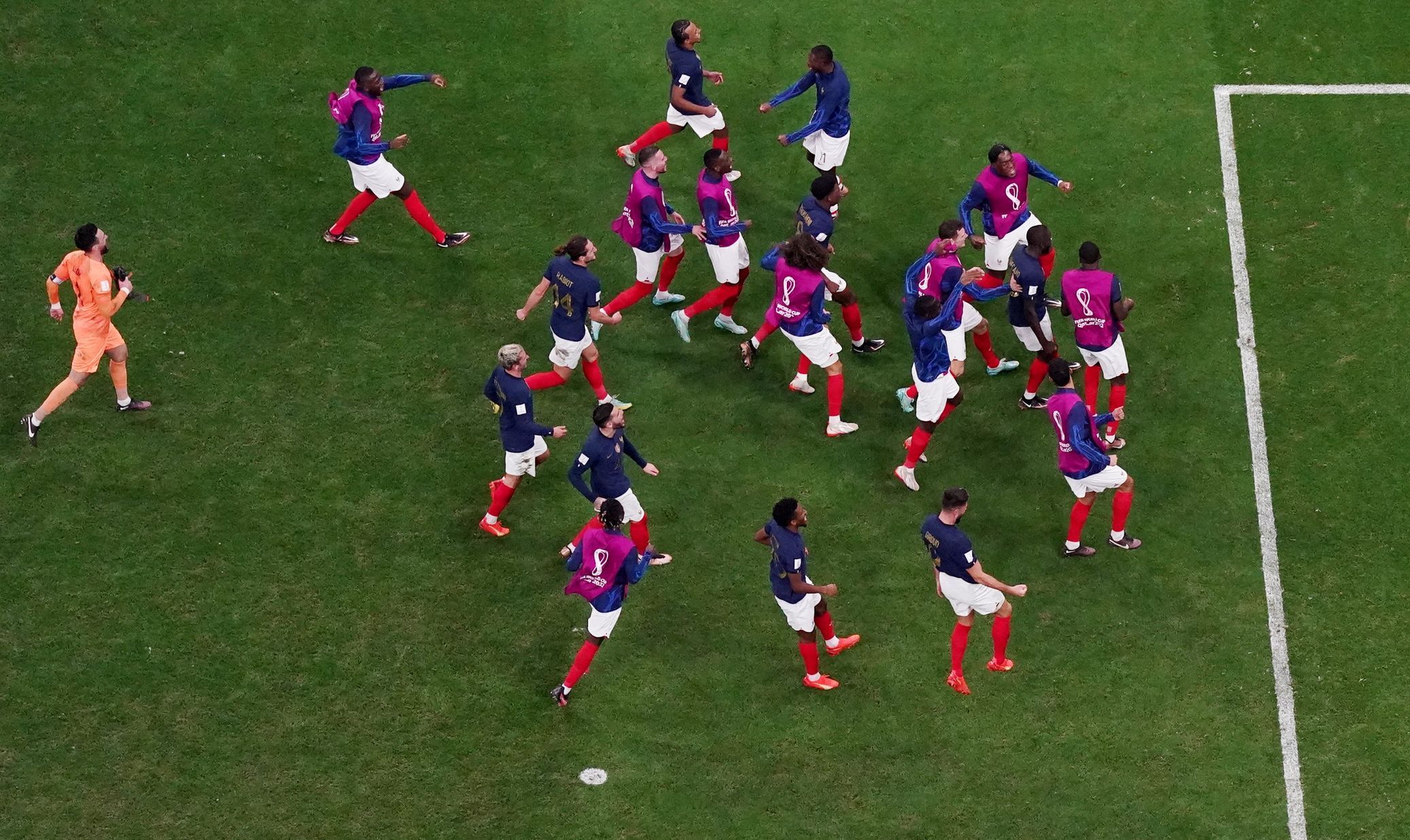 Francouzi slaví vítězství ve čtvrtfinále MS 2022 Anglie - Francie