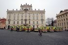 Na pražském Hradčanském náměstí to vypadalo jak po teroristickém útoku.