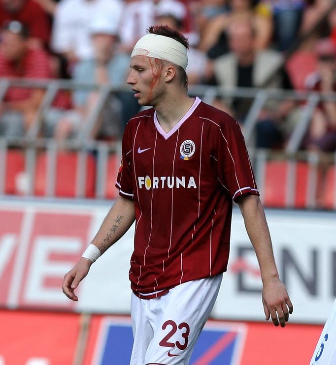 Sparťan Michal Kadlec dokonce poslední minuty utkání dohrával s obvázanou hlavou a zaschlou krví na tváři.