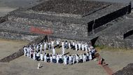 Pyramida Slunce je třetí největší na světě. V den rovnodennosti sem míří stovky lidí v bílém oblečení. Míří na vrcholek pyramidy a při východu slunce se kochají červeně zbarveným světlem, které ozařuje okolní krajinu i je.