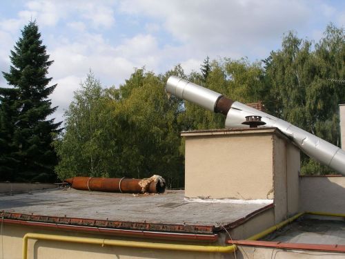 Pád komínu v areálu bydžovské nemocnice