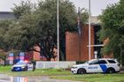 Při střelbě v budově imigračního úřadu v Dallasu zahynul jeden člověk