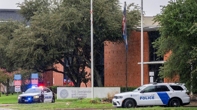 Policisté zasahují na místě střelby v kanceláři Úřadu pro imigrační a celní kontrolu (ICE) v Dallasu, Texas, USA, 24. září 2025