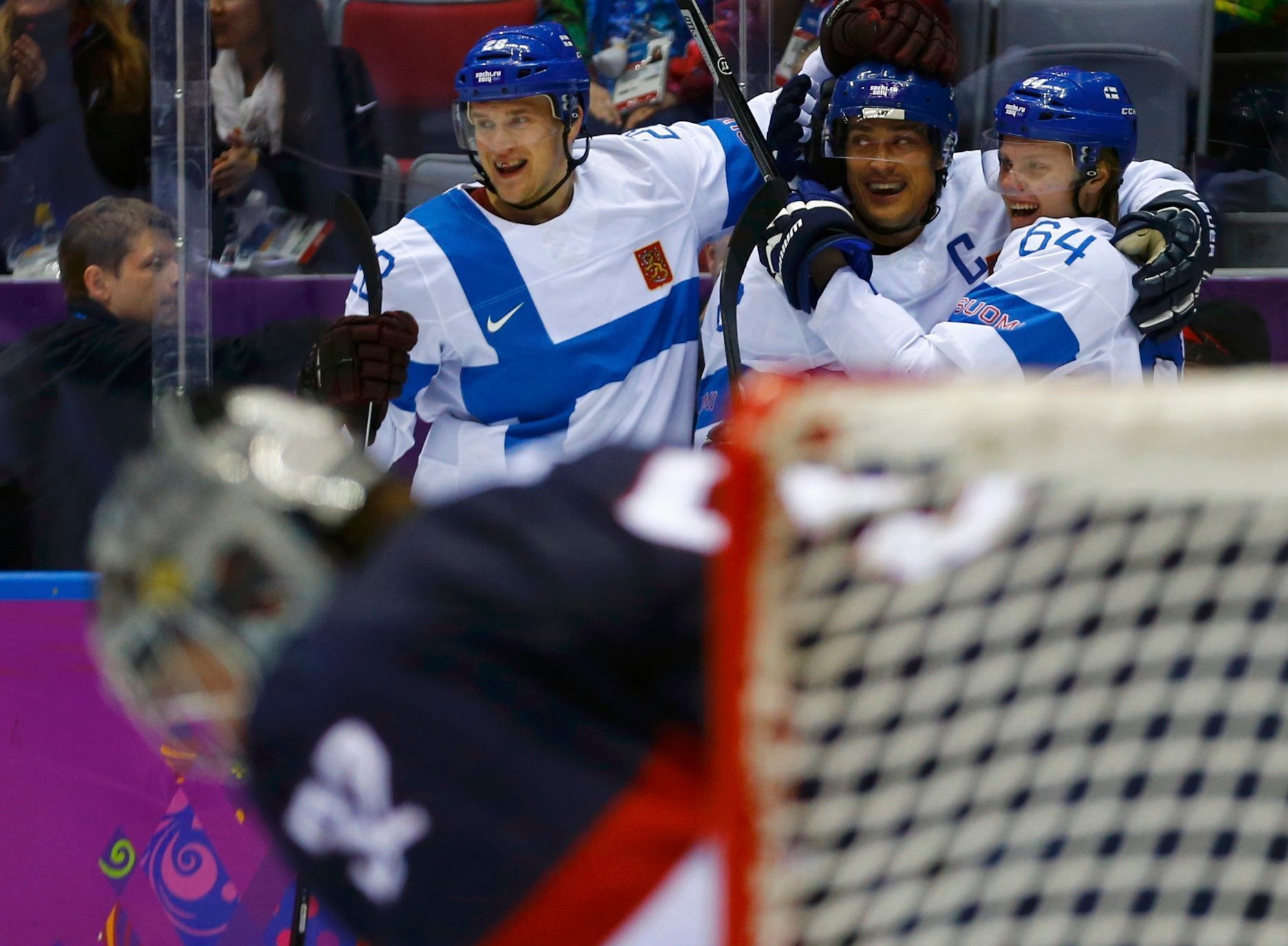 Finsko - USA, o bronz: Teemu Selänne slaví  gól na 1:0