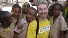 Ředitel české kanceláře Světla pro svět Richard Schinko s dětmi na návštěvě etiopské školy.