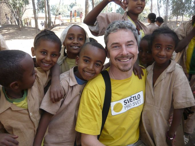 Ředitel české kanceláře Světla pro svět Richard Schinko s dětmi na návštěvě etiopské školy.