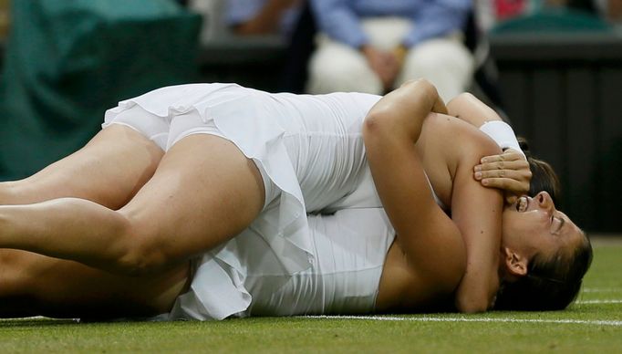 Sara Errani a Roberta Vinciová se radují z kariérního grandslamu, který dokončily na Wimbledonu 2014