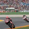 Noriyuki Haga si jede pro vítězství před Troyem Baylissem ve druhé jízdě závodů superbike ve Valencii.