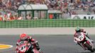 Noriyuki Haga si jede pro vítězství před Troyem Baylissem ve druhé jízdě závodů superbike ve Valencii.