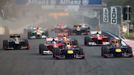 Hned po startu se do vedení dostal Sebastian Vettel (uprostřed) před Marka Webbera (vpravo)