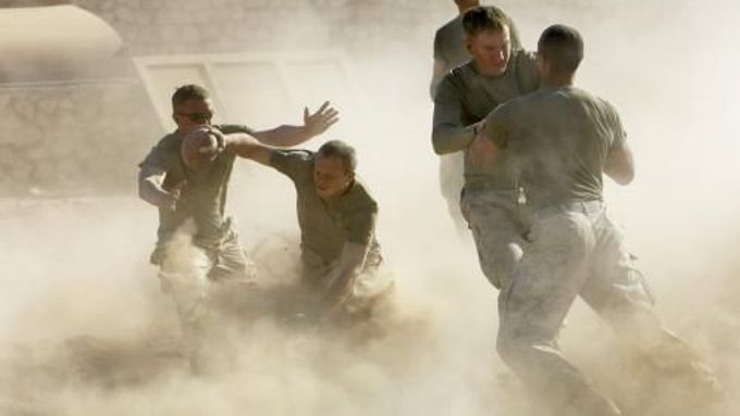 KARABILÁ (Irák) - Vojáci si zahráli 24. listopadu na základně v Karabile u hranice mezi Irákem a Sýrií americký fotbal u příležitosti Dne díkůvzdání. (ČTK/AP)